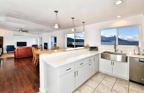 Clear Lake House | Stunning lakefront home overlooking Jago Bay