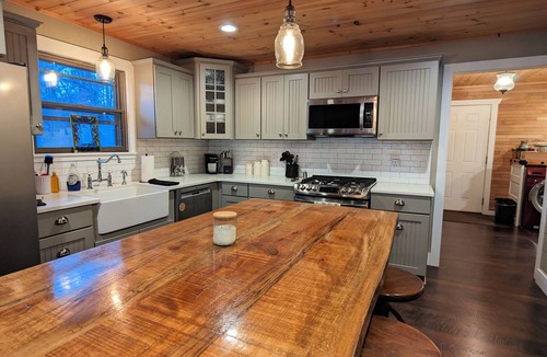 Brooklyn House | Stunning Lakefront Retreat 4 min to Brooklyn - 24 min to Jackson