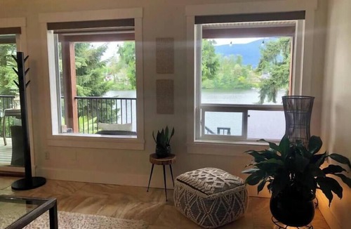 Regional District of Nanaimo House | Stunning Lakefront Suite in the Heart of the City