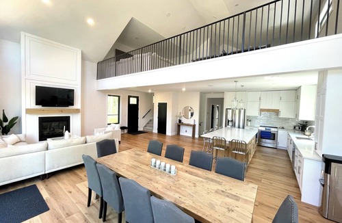 Central Alberta Cottage | Stunning Lakeview Cottage at Lake Ilse * Games Room * 5 mins to Seba - Sleeps 15