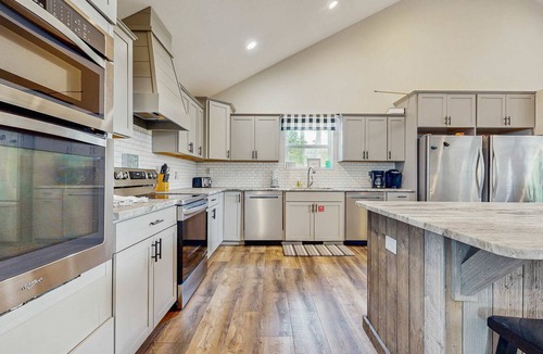Lakeside Estates House | Stunning Lakeview Home・Game Room・Dock・Hot Tub