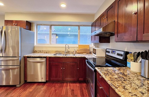 Bryn Mawr-Skyway House | Stunning Lakeview with balcony, 6min lightrail, 10min airport, walk to trailhead
