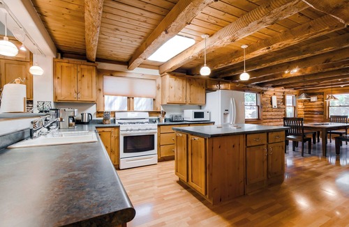 Kachina Village Cabin | Stunning large Cabin with AC, Pool table, fenced yard