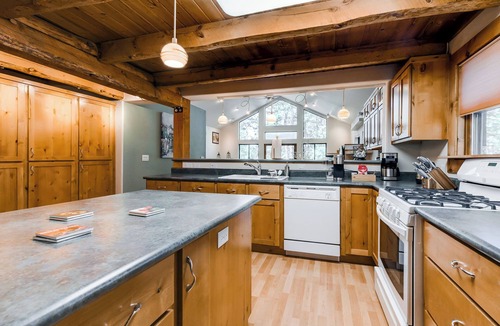 Kachina Village Cabin | Stunning large Cabin with AC, Pool table, fenced yard