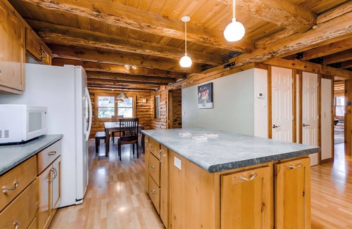 Kachina Village Cabin | Stunning large Cabin with AC, Pool table, fenced yard