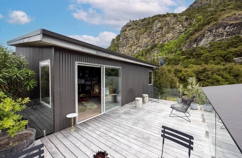 Albert Town House | stunning loft with mountain views of the famous Mount Iron