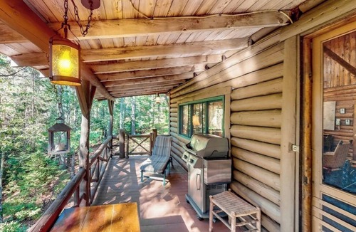 Boothbay Harbor Cabin | Stunning log cabin with fireplace & nature views - near shopping & dining
