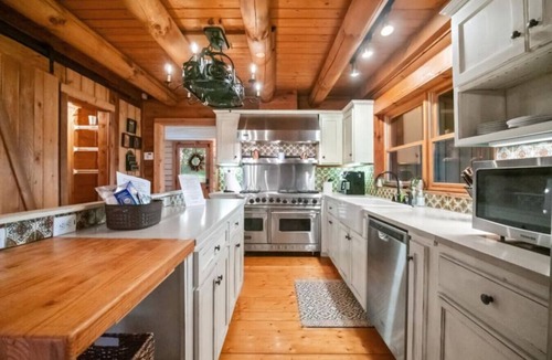 Sumner County Cabin | Stunning Log Cabin Getaway North of Nashville