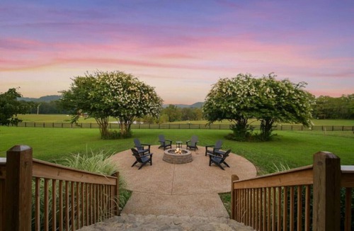 Sumner County Cabin | Stunning Log Cabin Getaway North of Nashville