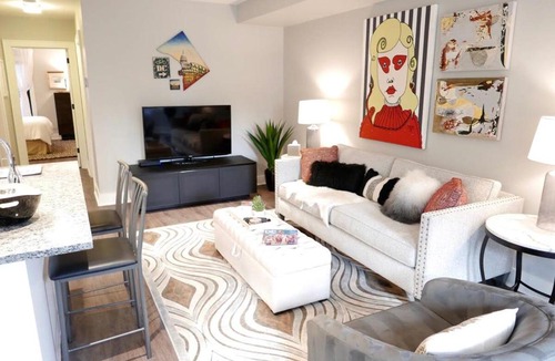 Logan Circle Apartment | Stunning Logan Circle Apt - With Parking