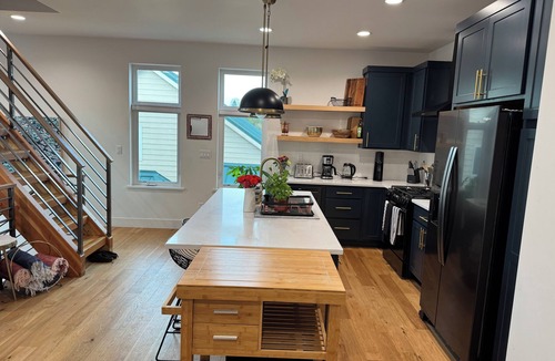 Lair Hill House | Stunning Macadam Floating Home on the Wilamette River! Macadam Float Unit 32B