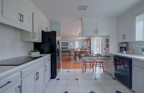 South Chatham House | Stunning Marsh Views, Near Pleasant Street Beach!