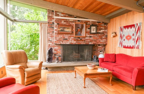 Amazon House | Stunning Mid-Century Modern 1.1 miles to Hayward Field! Radiant Floor Heat!