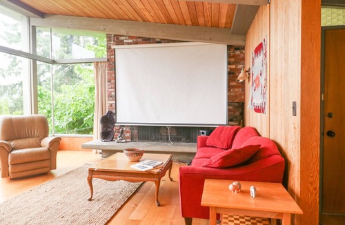 Amazon House | Stunning Mid-Century Modern 1.1 miles to Hayward Field! Radiant Floor Heat!