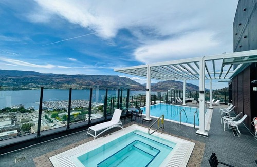 Downtown Kelowna Apartment | Stunning Million-Dollar Lakeview 2 Bedroom signature Loft with rooftop pool