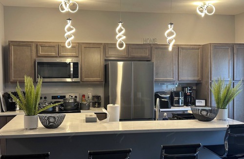 Walnut Hills Apartment | Stunning, Modern 2 Bedroom Retreat with King Bed