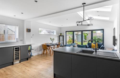 Iffley House | Stunning Modern 4 Bed with Parking and Garden - Pass the Keys
