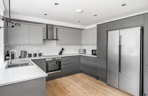 Iffley House | Stunning Modern 4 Bed with Parking and Garden - Pass the Keys