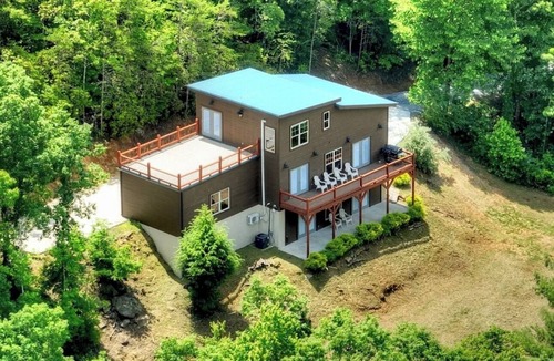 Copperhill Cabin | Stunning Modern Cabin Rooftop Terrace 3 Balcony Levels Game Room River!