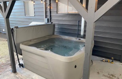 Mount Shasta House | Stunning Modern Downtown House w/Wood Stove + Hot Tub