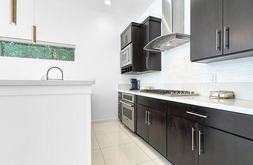 Chino Canyon House | Stunning Modern Oasis - Heated Pool & Spa · Mountain Views · 5min to Downtown!