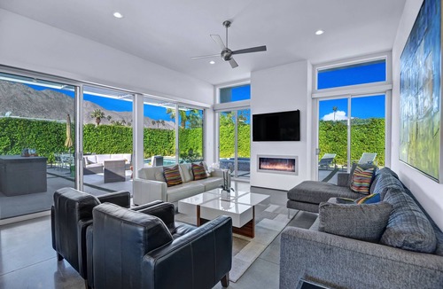 Warm Sands House | Stunning Modern Vibe, Mtn Views, Near Downtown PS