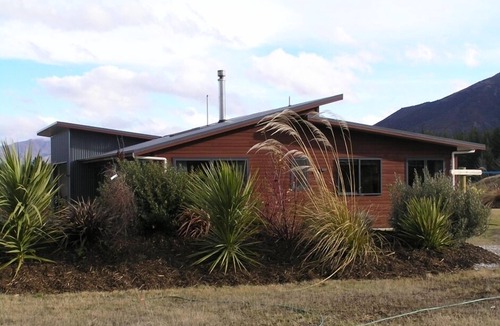 Lake Hawea House | Stunning mountain views