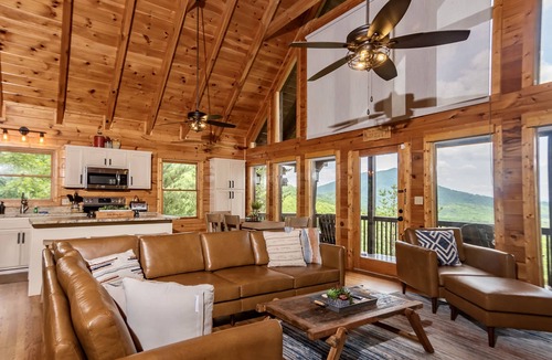 Smoky Mountains Cabin | Stunning Mountain Views. Minutes to Nat’l Park. Dog Friendly! Sleeps up to 8.