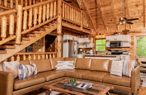 Smoky Mountains Cabin | Stunning Mountain Views. Minutes to Nat’l Park. Dog Friendly! Sleeps up to 8.