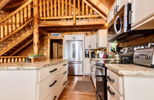 Smoky Mountains Cabin | Stunning Mountain Views. Minutes to Nat’l Park. Dog Friendly! Sleeps up to 8.