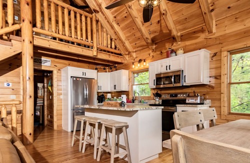 Smoky Mountains Cabin | Stunning Mountain Views. Minutes to Nat’l Park. Dog Friendly! Sleeps up to 8.