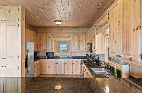 Mineral Bluff House | Stunning Mtn Views! Sleeps 10~Hot Tub~Game Room