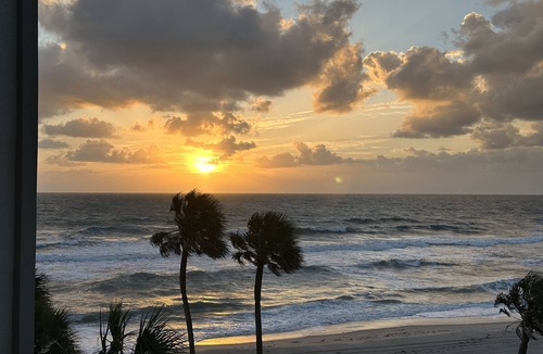 Michigan Beach Condo | Stunning Ocean Front 2 b/2 bath Condo Space Coast/Satellite Beach! 3 month +