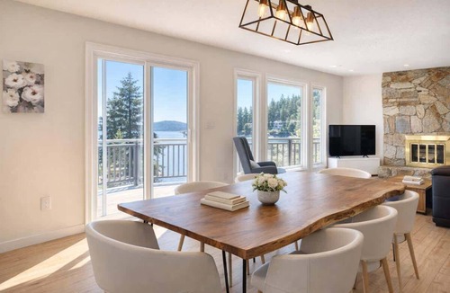 Halfmoon Bay Cabin | Stunning OCEANfront 3 bedroom cabin - sleeps 8!