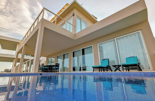 Turtle Crossing House | Stunning Oceanfront 5 Bed House with Infinity Pool