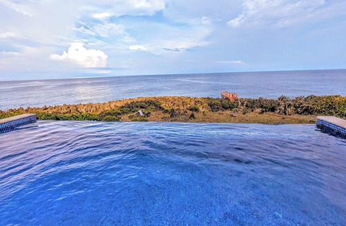 Turtle Crossing House | Stunning Oceanfront 5 Bed House with Infinity Pool
