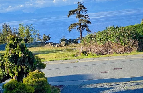Regional District of Nanaimo House | Stunning oceanic views right outside, 4-minutes to WaterfrontPark, Cozy Comfort!