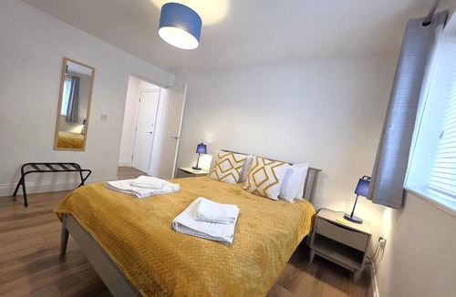 Ely Apartment | Stunning One Bed Flat at Dawe Luxury Suites - An Entire Apartment near Ely Cathedral & Train Station - The Perfect Base to Explore Ely, Cambridge, Norfolk & London - 2 Guests Max