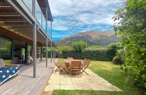 Lake Hawea House | Stunning panoramic Lake Views 5 Bedrooms - 15m to Wanaka