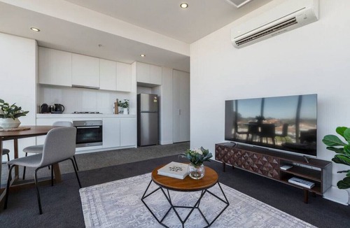 Richmond North Apartment | Stunning Panoramic Views Heart of Richmond