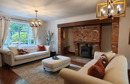 Solihull House | Stunning Park Views Luxury Escape 7 Seat HOT TUB- 5 Double Bedrooms LWB Van X2 Parking 2 Living Rooms NR JLR NEC BHX HS2 Mell Square - By Samina Arz Stays - 7 Seater Hot TUB Due late July early August onwards