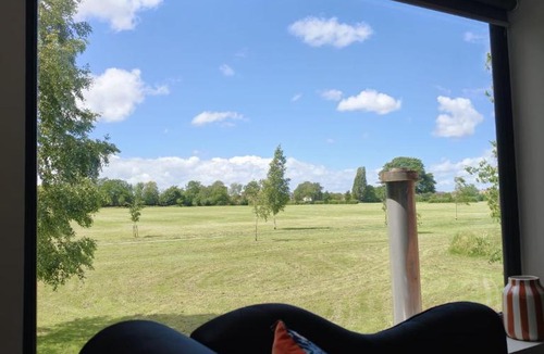 Solihull House | Stunning Park Views Luxury Escape 7 Seat HOT TUB- 5 Double Bedrooms LWB Van X2 Parking 2 Living Rooms NR JLR NEC BHX HS2 Mell Square - By Samina Arz Stays - 7 Seater Hot TUB Due late July early August onwards