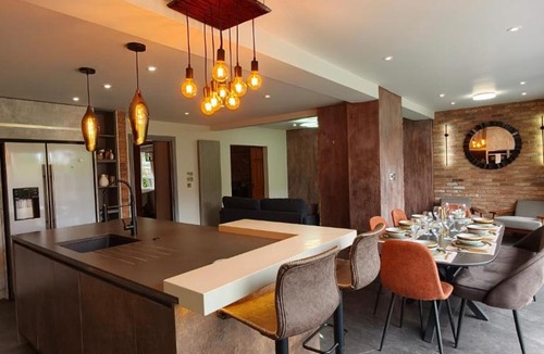 Solihull House | Stunning Park Views Luxury Escape 7 Seat HOT TUB- 5 Double Bedrooms LWB Van X2 Parking 2 Living Rooms NR JLR NEC BHX HS2 Mell Square - By Samina Arz Stays - 7 Seater Hot TUB Due late July early August onwards