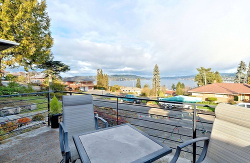 Bryn Mawr-Skyway House | Stunning PNW Mid-Century Seattle Home w/Lakefront Views! Sleeps Up to 16 Guests