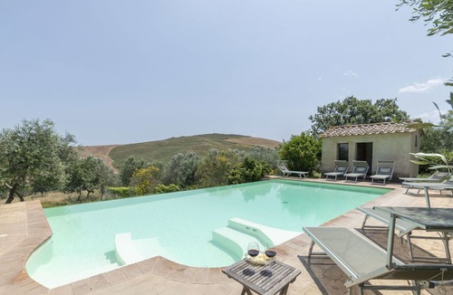 Castiglione d'Orcia Villa | Stunning private villa with WIFI, private pool, hot tub, TV, terrace, parking, close to Montalcino
