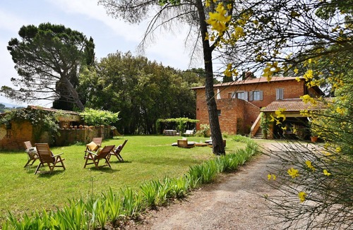 Citta della Pieve Villa | Stunning private villa for 14 people with private pool, WIFI, sauna, hot tub, TV and pets allowed