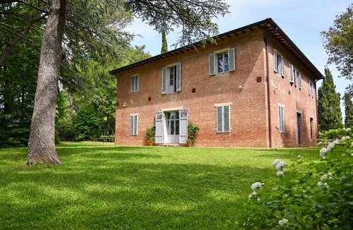 Citta della Pieve Villa | Stunning private villa for 14 people with private pool, WIFI, sauna, hot tub, TV and pets allowed