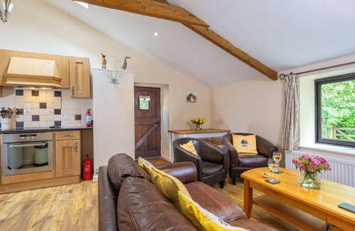 Cookbury House | Stunning private villa for 5 guests with WIFI, hot tub, TV, patio and pets allowed