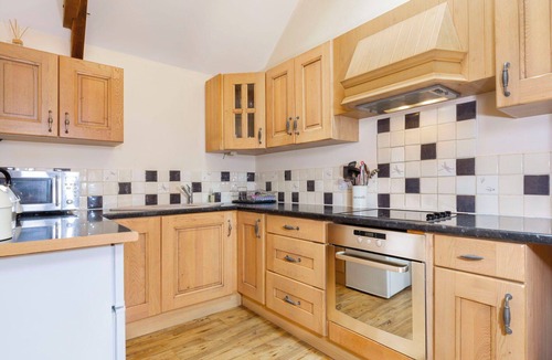 Cookbury House | Stunning private villa for 5 guests with WIFI, hot tub, TV, patio and pets allowed