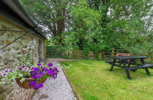 Cookbury House | Stunning private villa for 5 guests with WIFI, hot tub, TV, patio and pets allowed